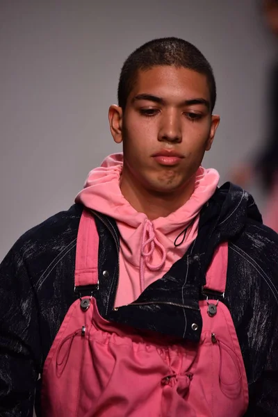 Feng Chen Wang pist gösterinin