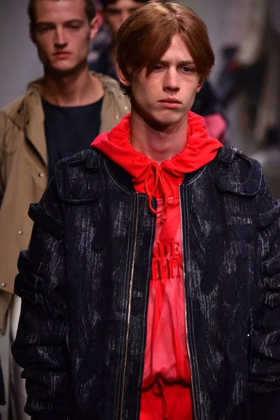  Feng Chen Wang pist gösterinin