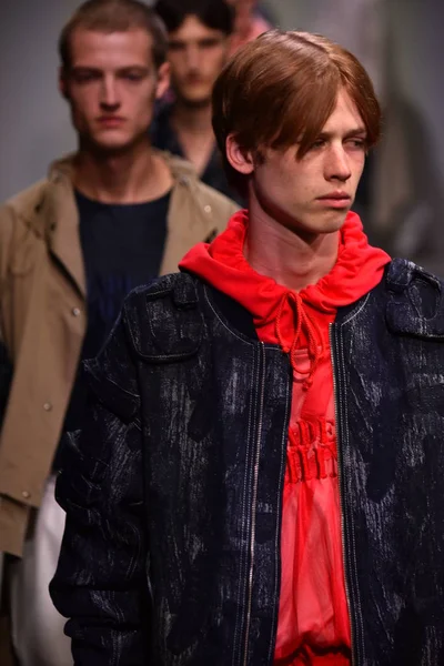  Feng Chen Wang pist gösterinin