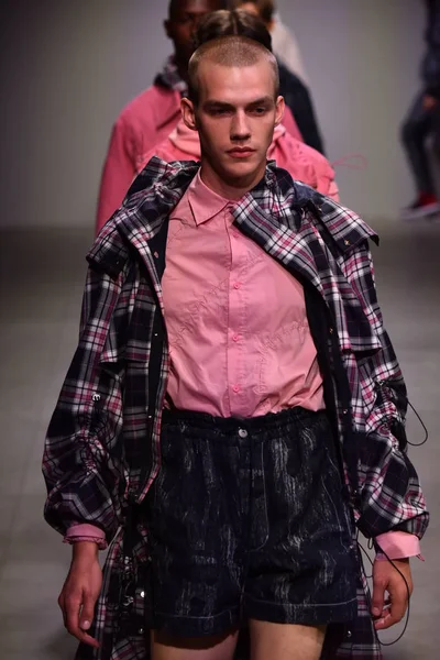  Feng Chen Wang pist gösterinin