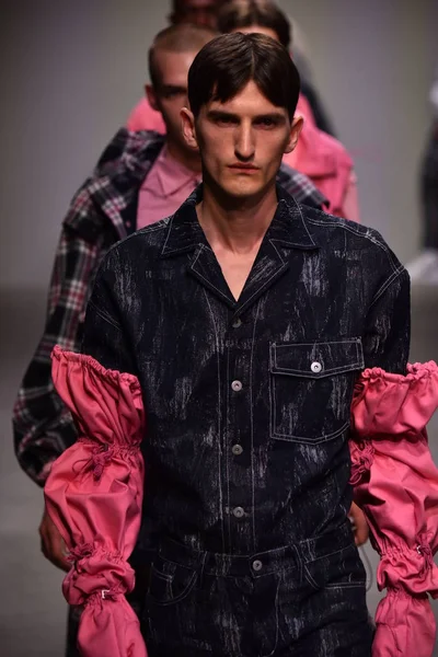  Feng Chen Wang pist gösterinin