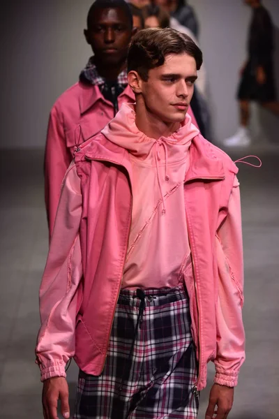  Feng Chen Wang pist gösterinin