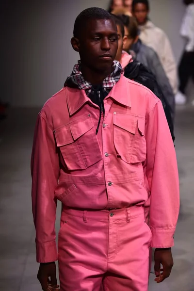  Feng Chen Wang pist gösterinin