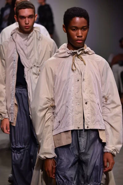  Feng Chen Wang pist gösterinin