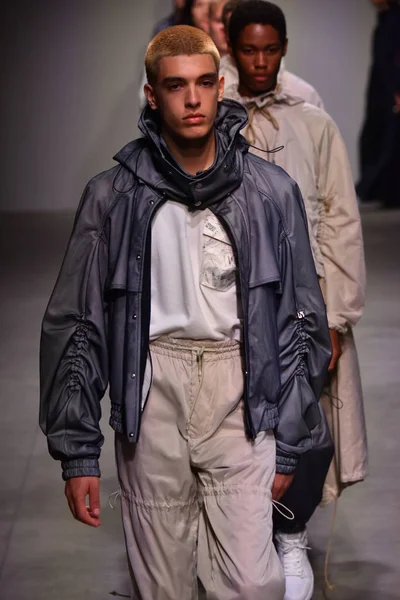  Feng Chen Wang pist gösterinin