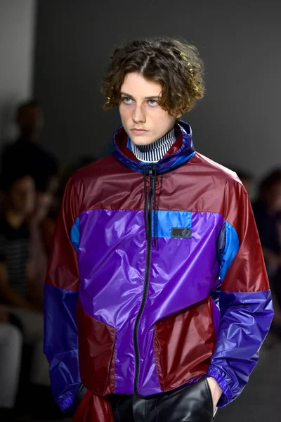  Patrik Ervell göster 