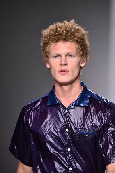  Patrik Ervell göster 