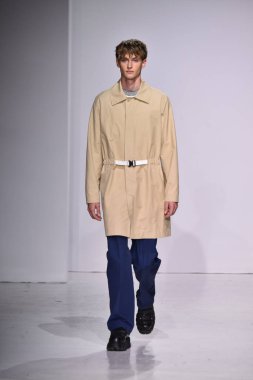  Patrik Ervell göster 