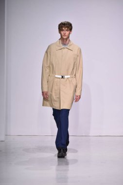  Patrik Ervell göster 