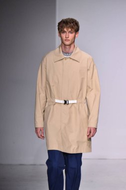  Patrik Ervell göster 