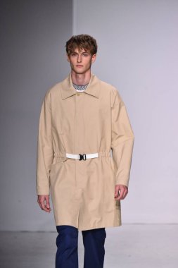  Patrik Ervell göster 