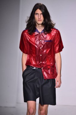  Patrik Ervell göster 