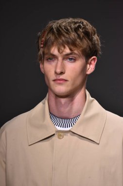  Patrik Ervell göster 