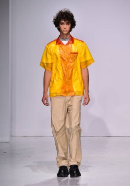  Patrik Ervell göster 