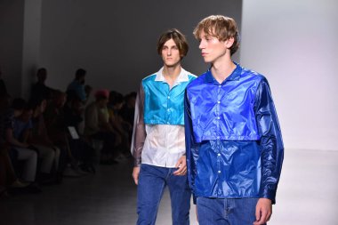  Patrik Ervell göster 