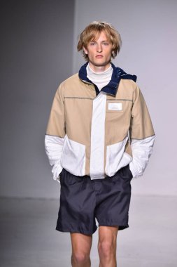  Patrik Ervell göster 