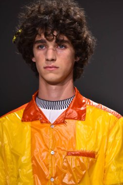  Patrik Ervell göster 