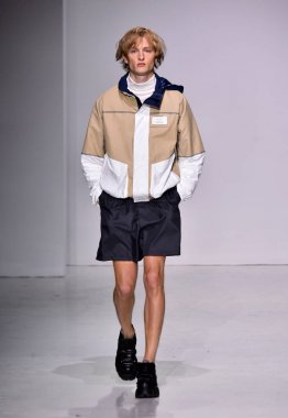  Patrik Ervell göster 