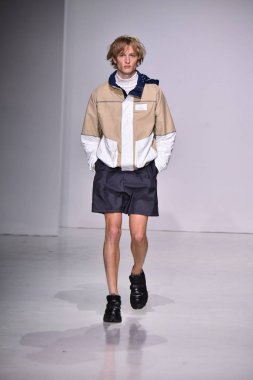  Patrik Ervell göster 