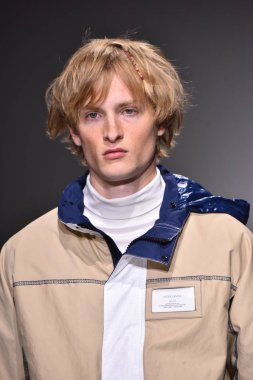  Patrik Ervell göster 