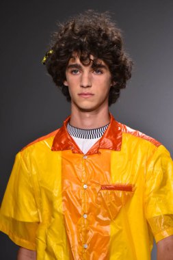  Patrik Ervell göster 