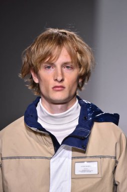  Patrik Ervell göster 