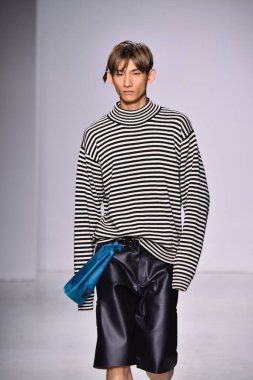  Patrik Ervell göster 