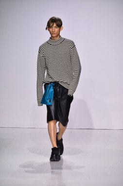  Patrik Ervell göster 