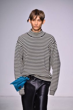  Patrik Ervell göster 