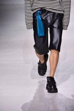  Patrik Ervell göster 