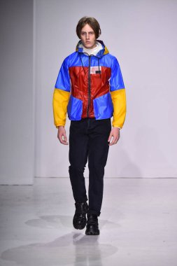  Patrik Ervell göster 