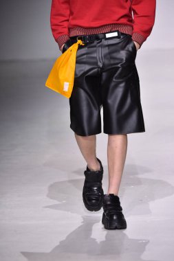  Patrik Ervell göster 