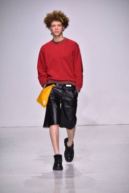  Patrik Ervell göster 