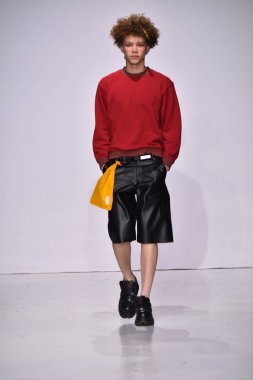  Patrik Ervell göster 