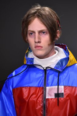  Patrik Ervell göster 