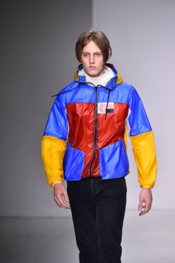  Patrik Ervell göster 