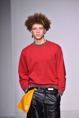  Patrik Ervell göster 