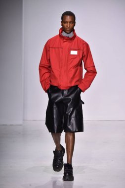  Patrik Ervell göster 