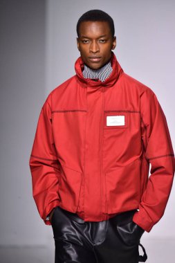  Patrik Ervell göster 