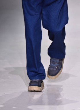  Patrik Ervell göster 