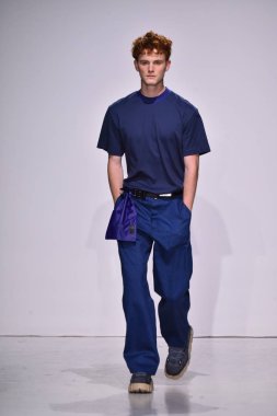  Patrik Ervell göster 