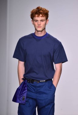  Patrik Ervell göster 