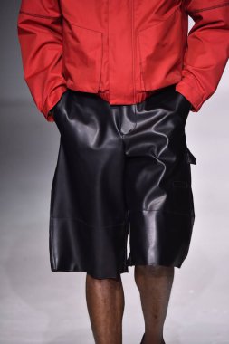  Patrik Ervell göster 