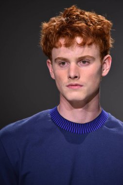  Patrik Ervell göster 