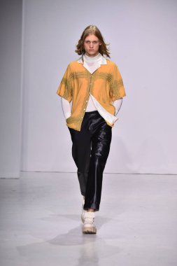  Patrik Ervell göster 