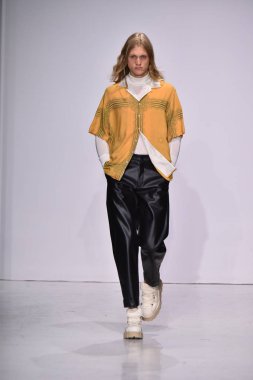  Patrik Ervell göster 