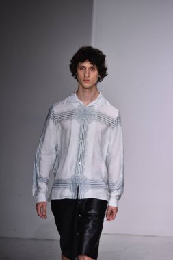  Patrik Ervell göster 