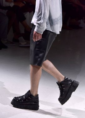  Patrik Ervell göster 