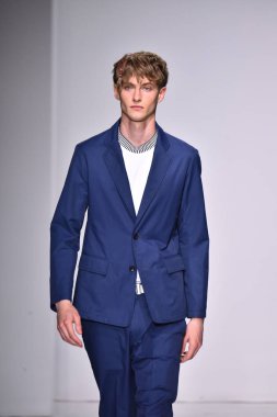  Patrik Ervell göster 