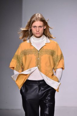  Patrik Ervell göster 